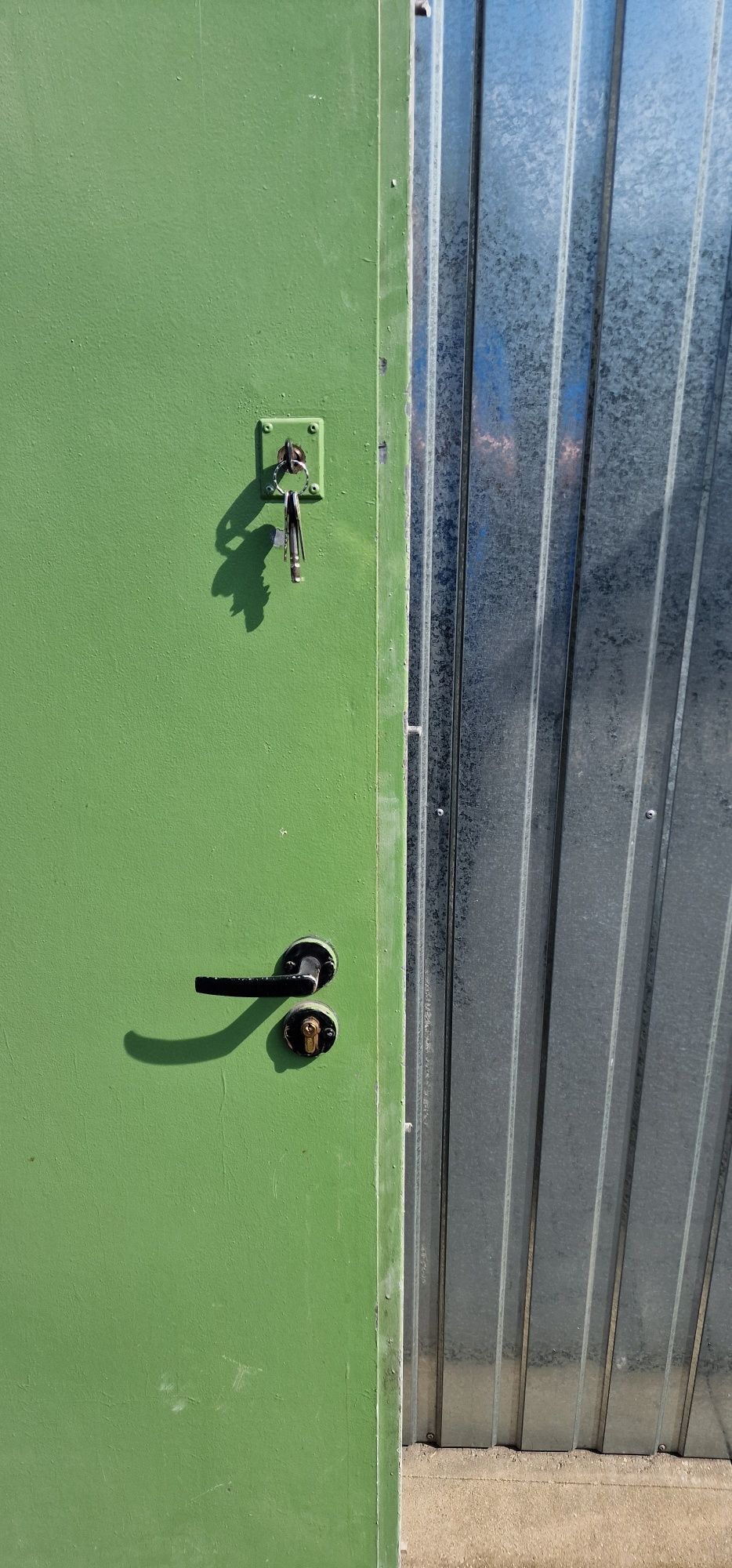 Solidne drzwi stalowe z demontazu z ościeżnicą i 2 zamkami z kluczami
