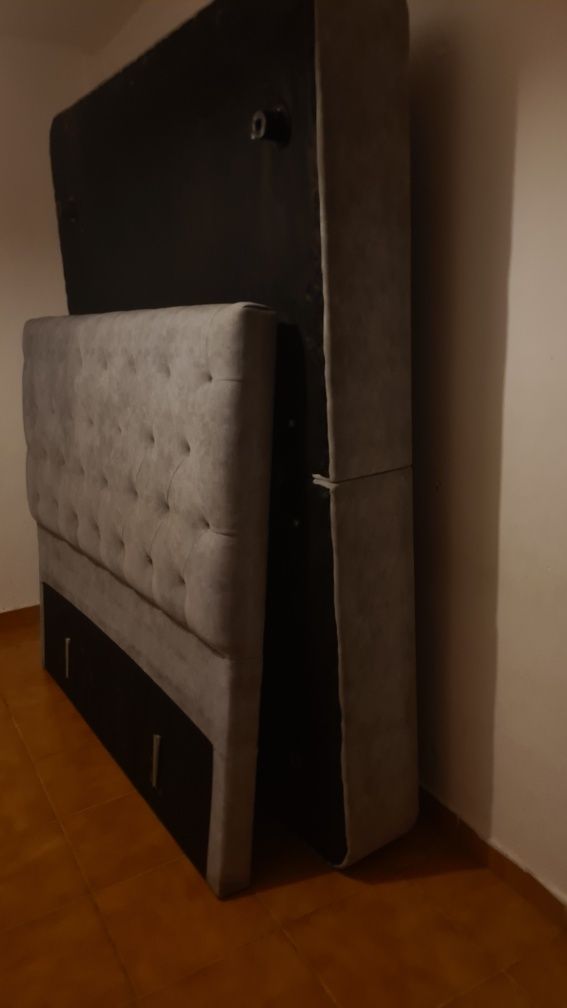 Cama de casal sem colchão.