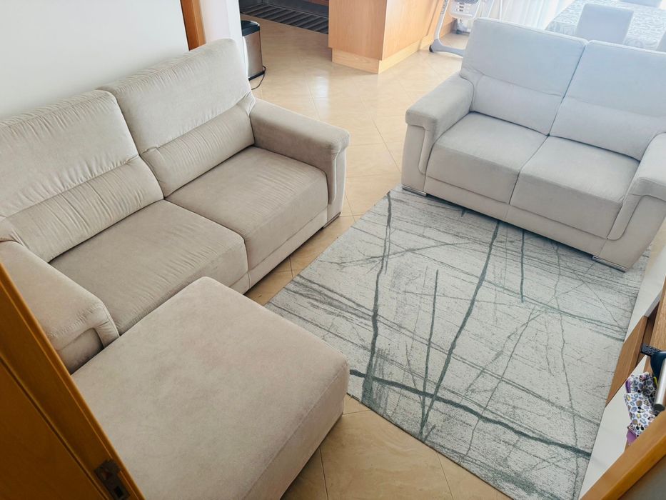 Conjunto de 2 sofás+ 1 puff