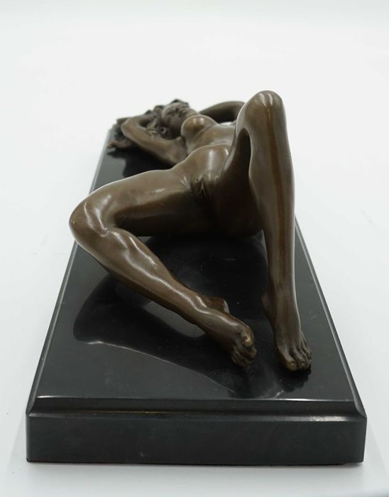 AKT nagiej kobiety-figura z brązu-naga leżąca kobieta