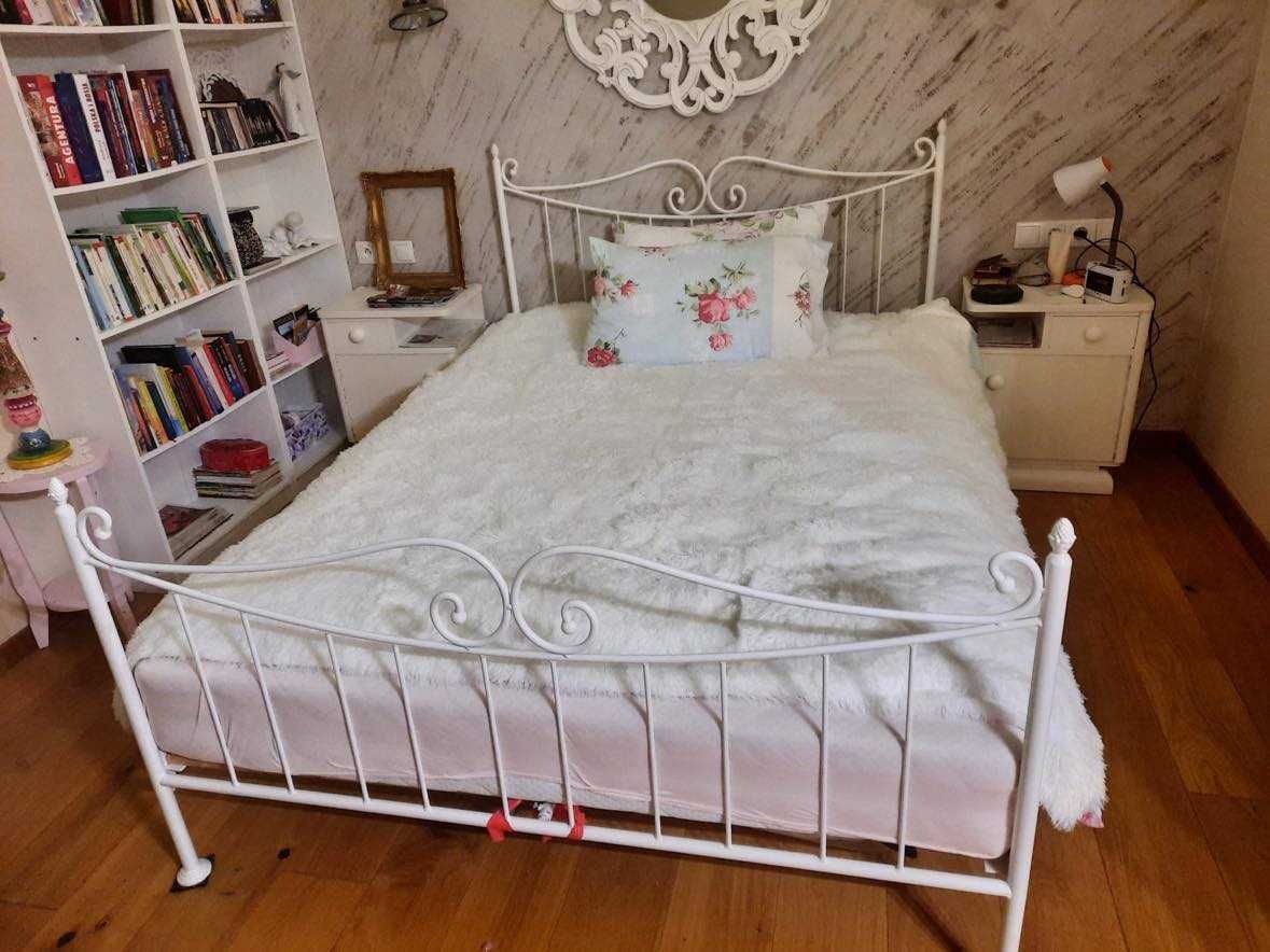 Białe metalowe łóżko rustykalne 140x200
