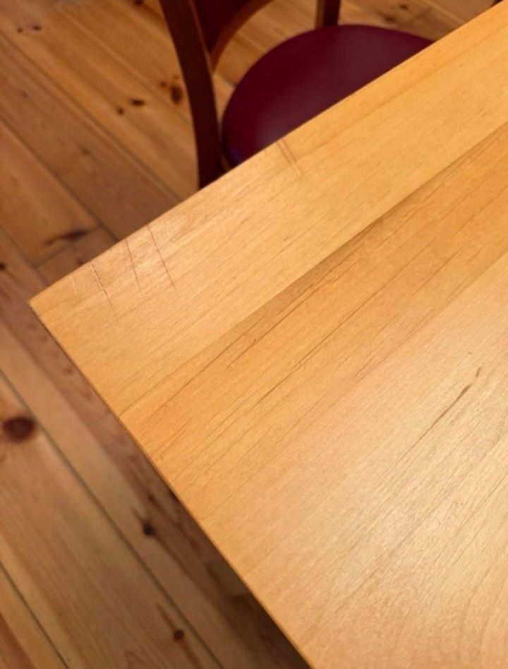 Piękny stół z litego drewna