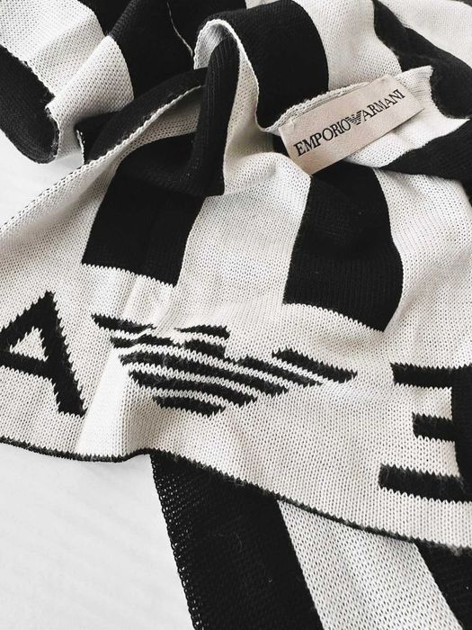длинный черно-белый шарф Emporio Armani Italy