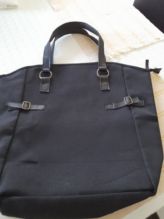 Saco preto em tecido grosso