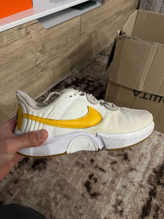 Жіночі кросівки Nike Court (розмір 39)