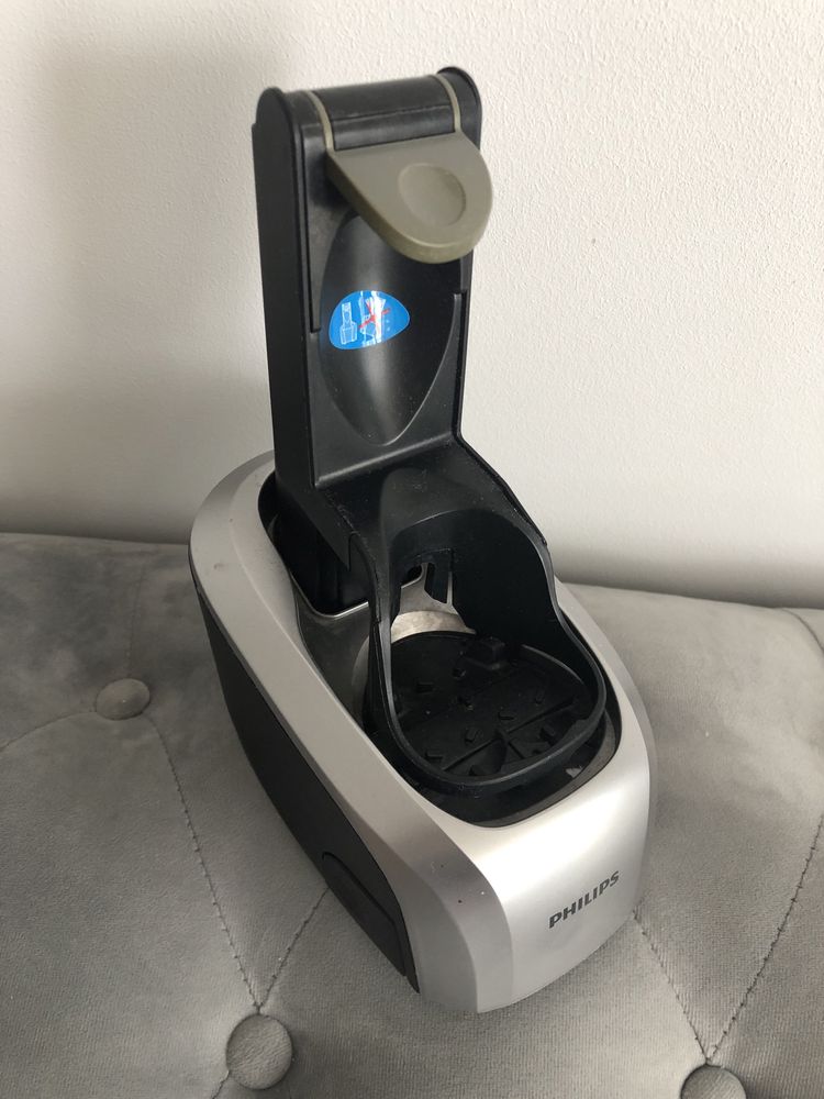 Phillips clean and charge stacja czyszcząca dla golarki HQ820