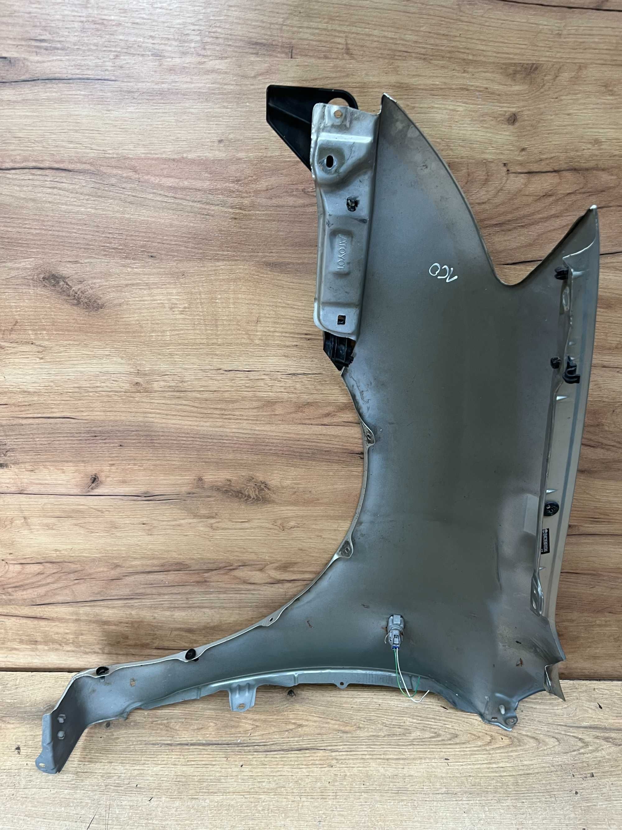 Błotnik przedni prawy Toyota Corolla E12 kolor 1c0