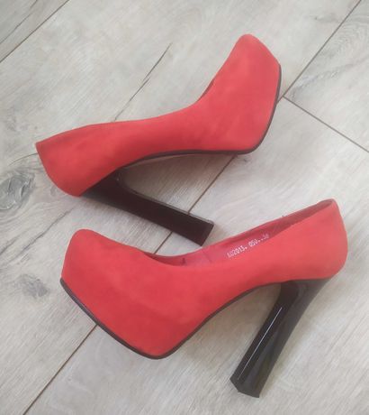 Женские туфли красного цвета