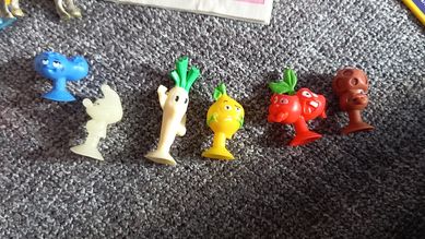 Postacie figurki przyklejane warzywa