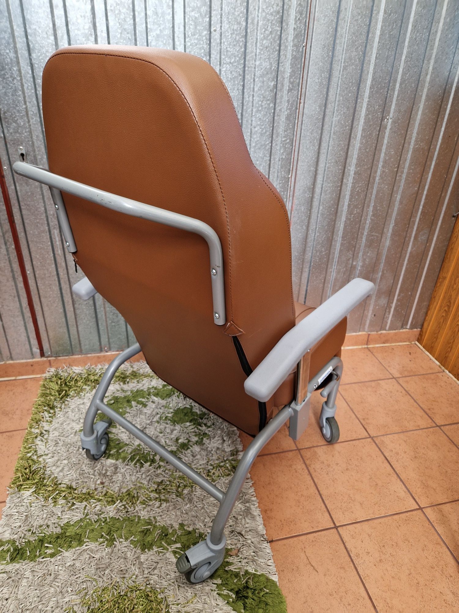 Fotel pielęgnacyjny rehabilitacyjny do przewozu osób starszych niepeln