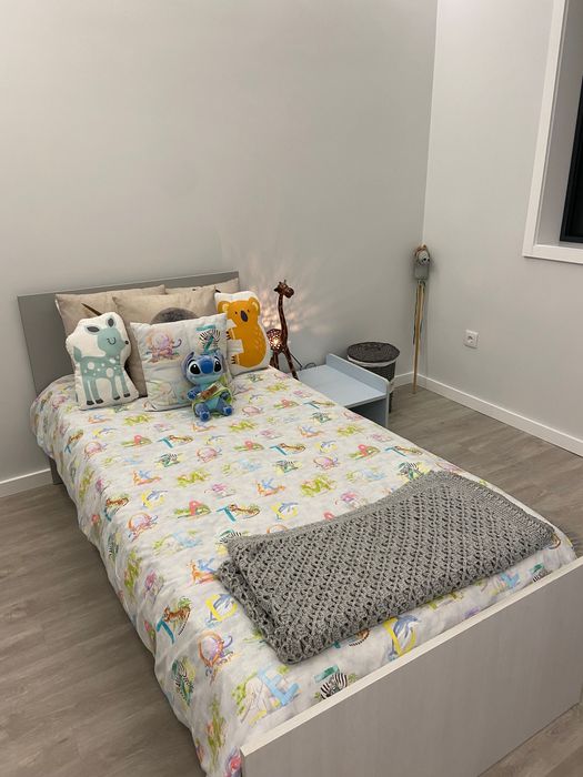 Cama de criança e mesinha de cabeceira, bom estado