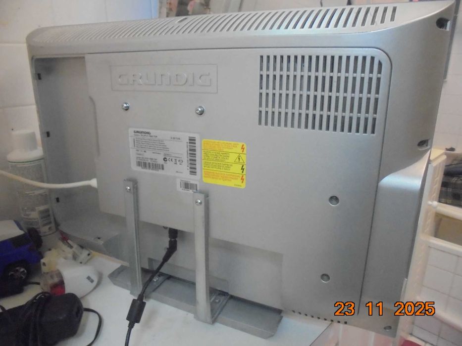 Televisao a funcinar tem comando original