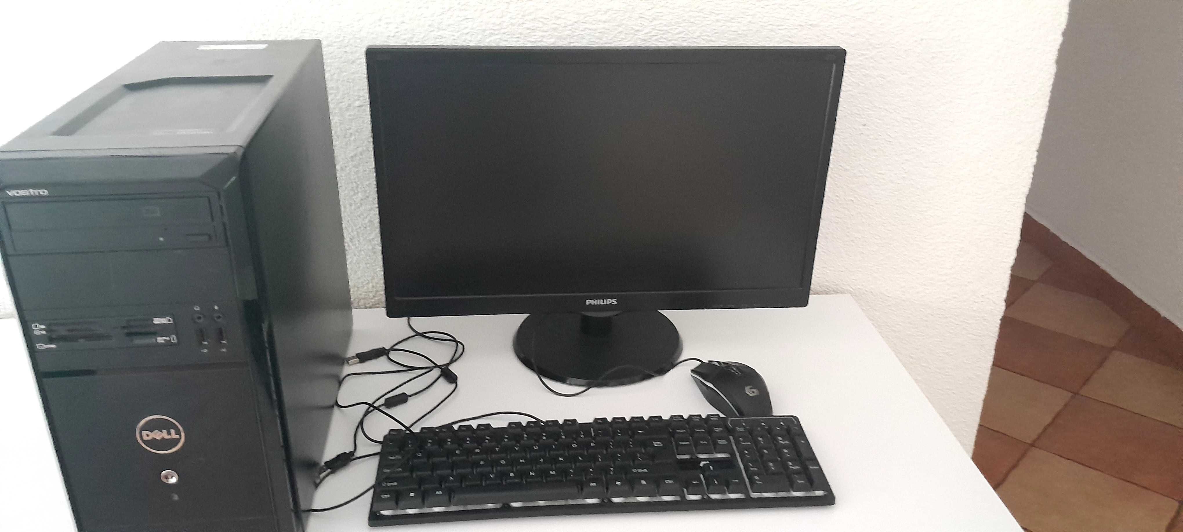Komputer stacjonarny z monitorem