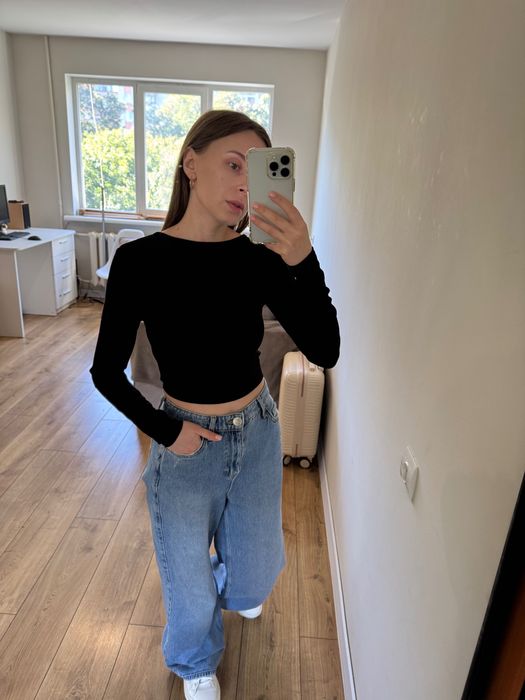 Стильний чорний топ із відкритою спиною