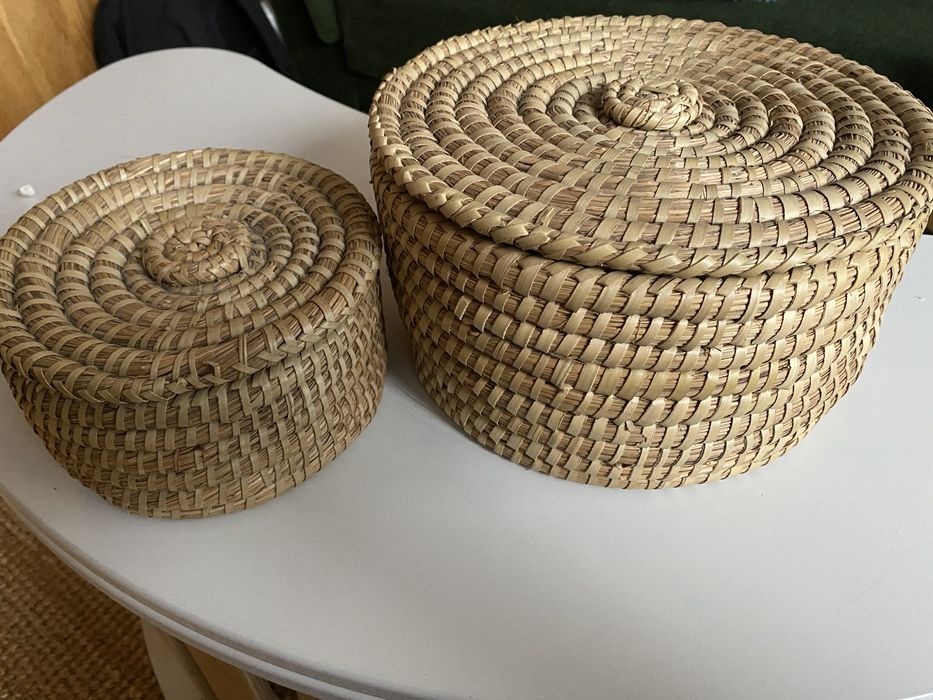 Zestaw koszy wiklinowych, pojemniki z trawy, boho