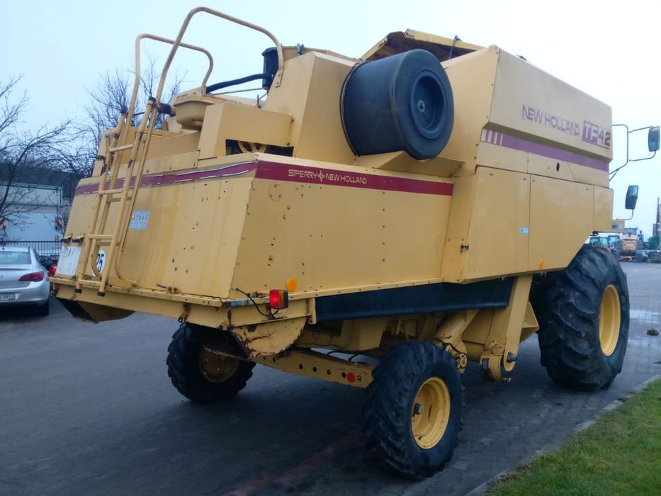 Kombajn zbożowy New Holland TF42, przystawka do kukurydzy