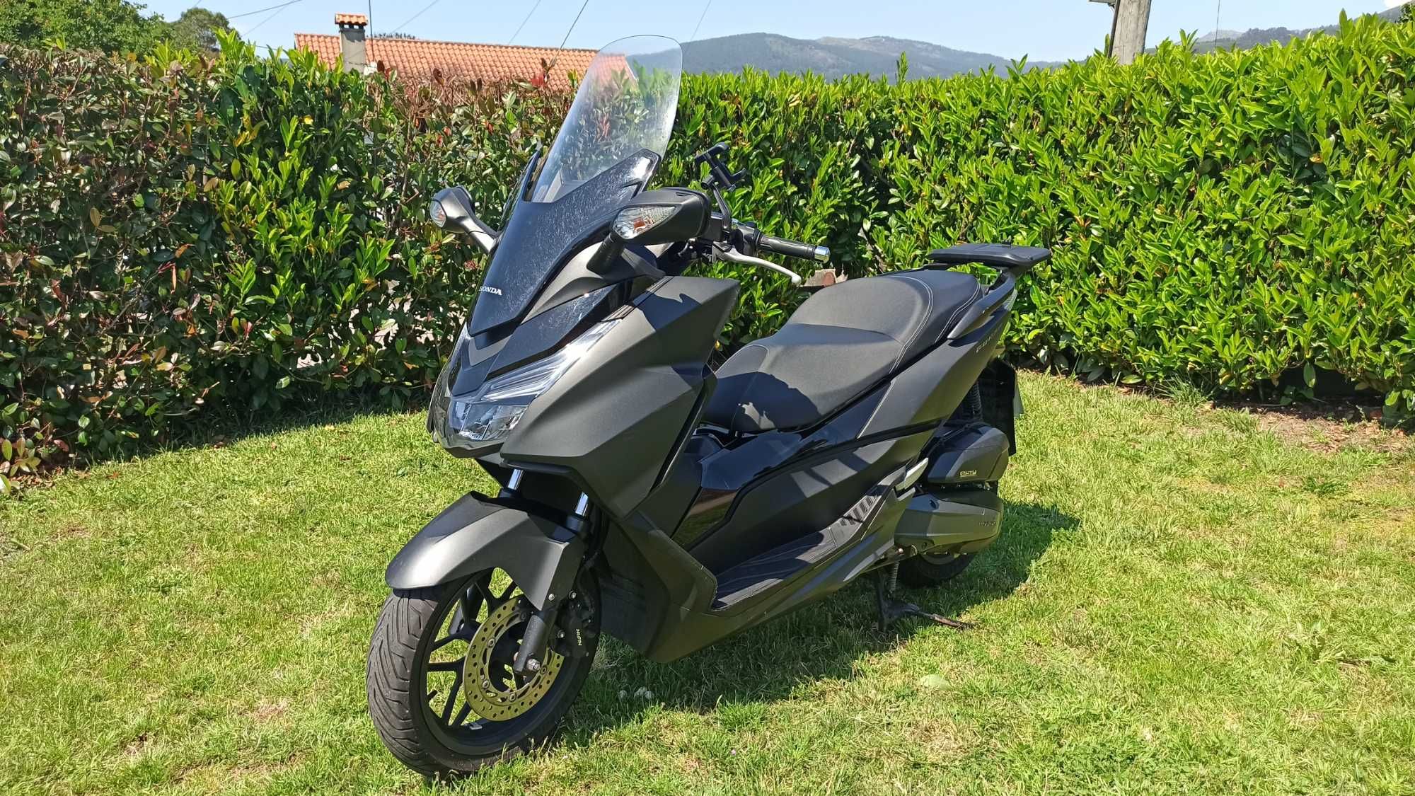 Honda Forza 125 bem assistida