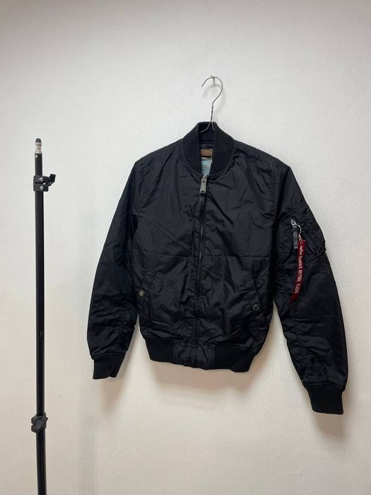 Нейлоновый бомбер Alpha Industries