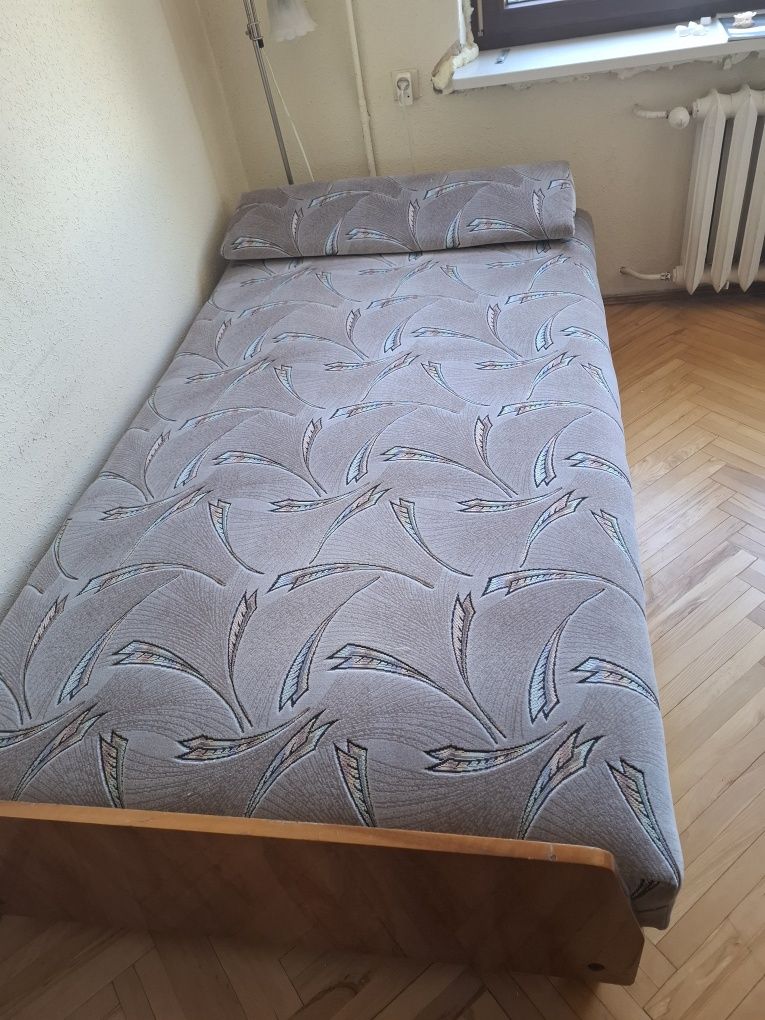 Tapczan z pojemnikiem na pościel