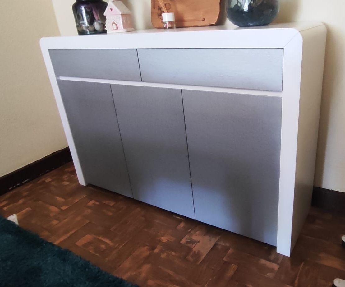 Conjunto sala. Mesa de jantar, aparador e móvel de entrada