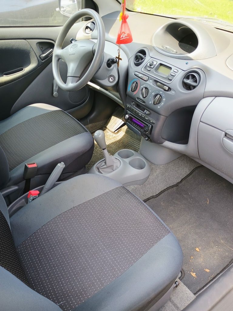 Toyota yaris 2002 jeździ skręca hamuje