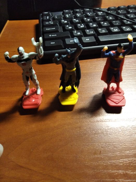 Набір статуеток іграшкових супергероїв