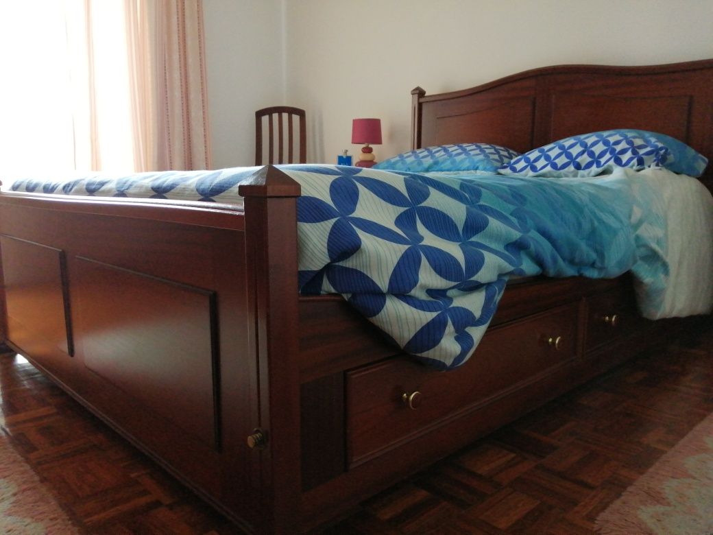 Mobília de quarto: cama casal, cómoda e mesas de cabeceira