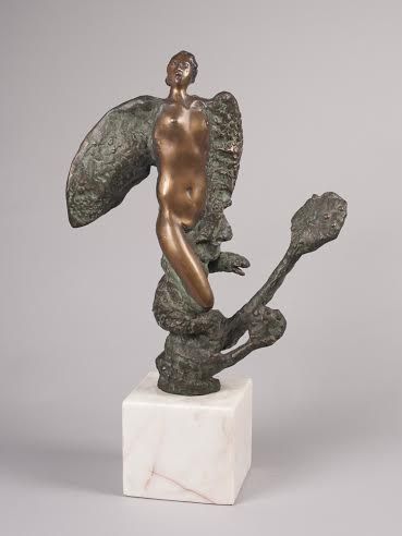 Escultura em bronze " Mulher Falcão "
