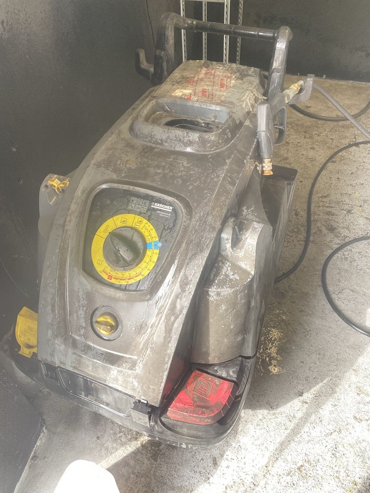 Maquina de pressao para lavagem de automoveis e fabricas