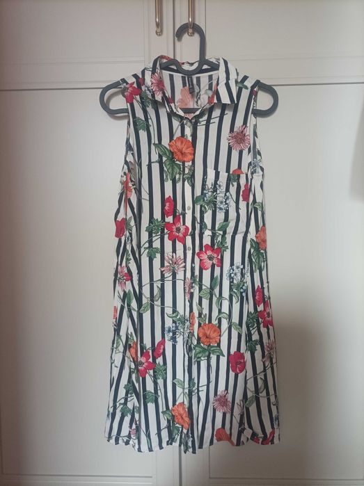 Sukienka w paski i kwiaty kołnierzyk Stradivarius S