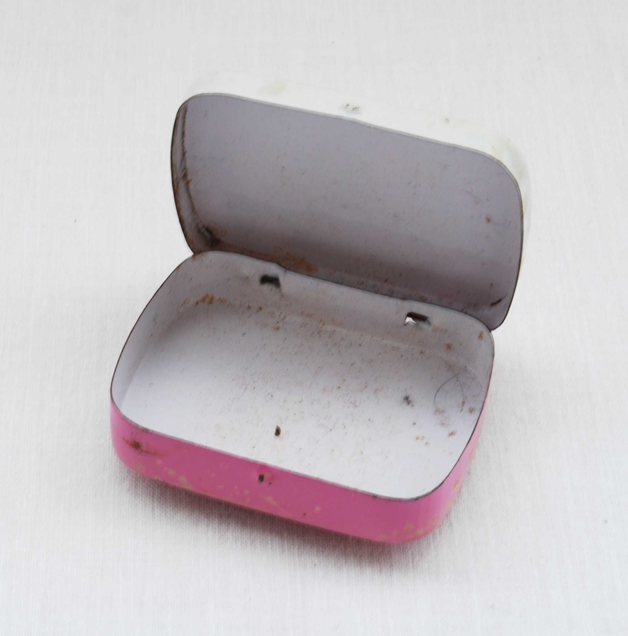 Pequena caixa metálica para comprimidos