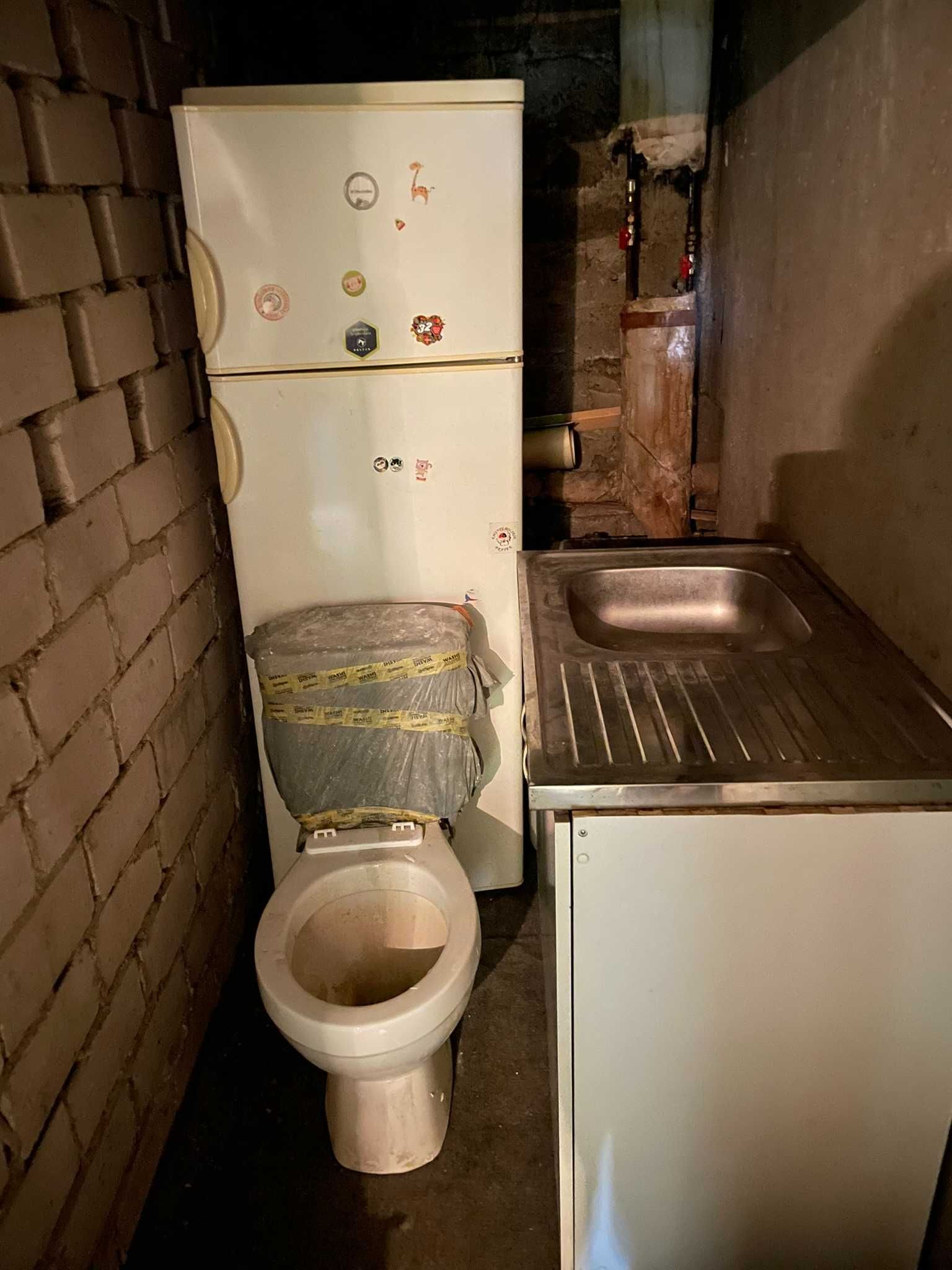 Zlew stalowy z szafką, lodówka, kompakt WC, umywalka