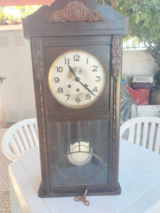 Relógio de parede antigo FMS mecânico com pêndulo – a funcionar