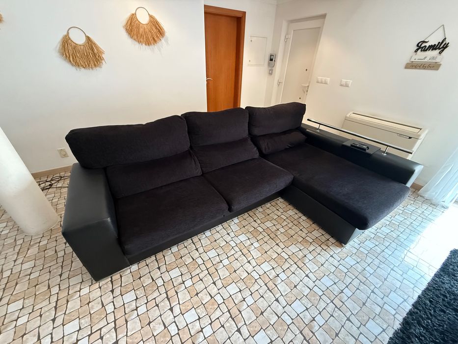 Sofá chaise longue preto com acessório de apoio para bebidas ,