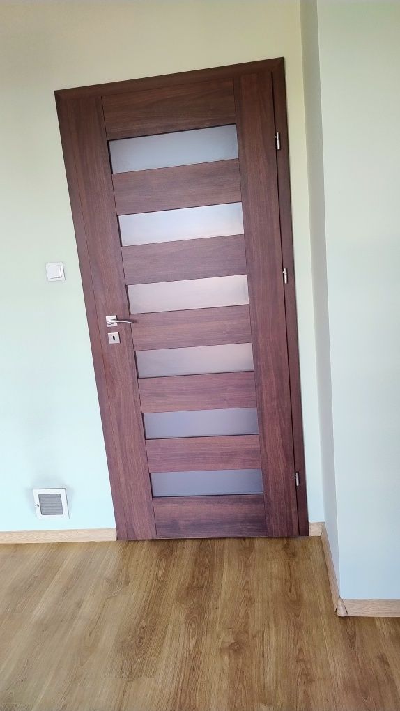 Drzwi i futryny 80 porta stan bardzo dobry