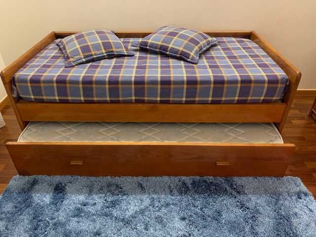 Cama de solteiro dupla, com 2 colchões (1 de gaveta)