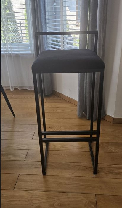 Czarny welurowy hoker loft