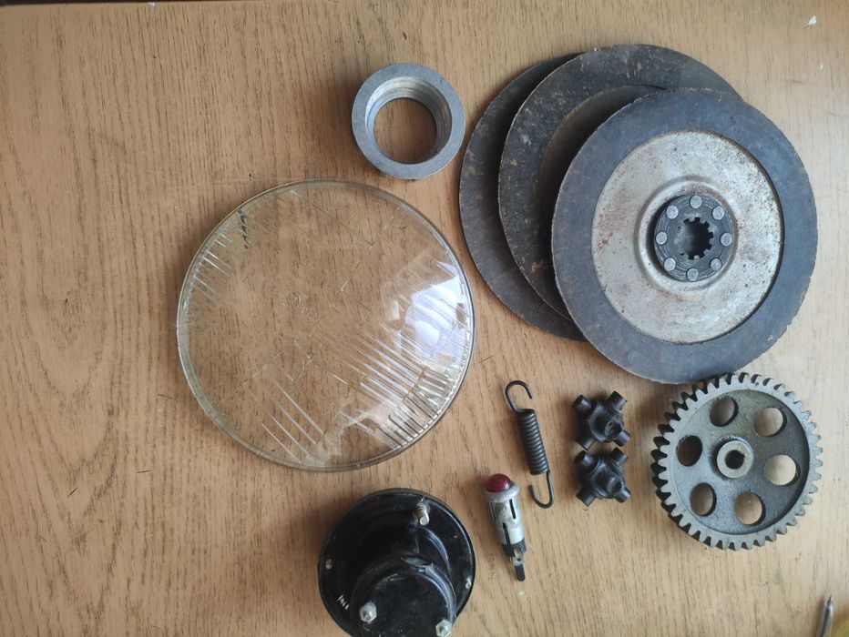 Сальники на Днепр МТ. СССР. Стекло на фару.