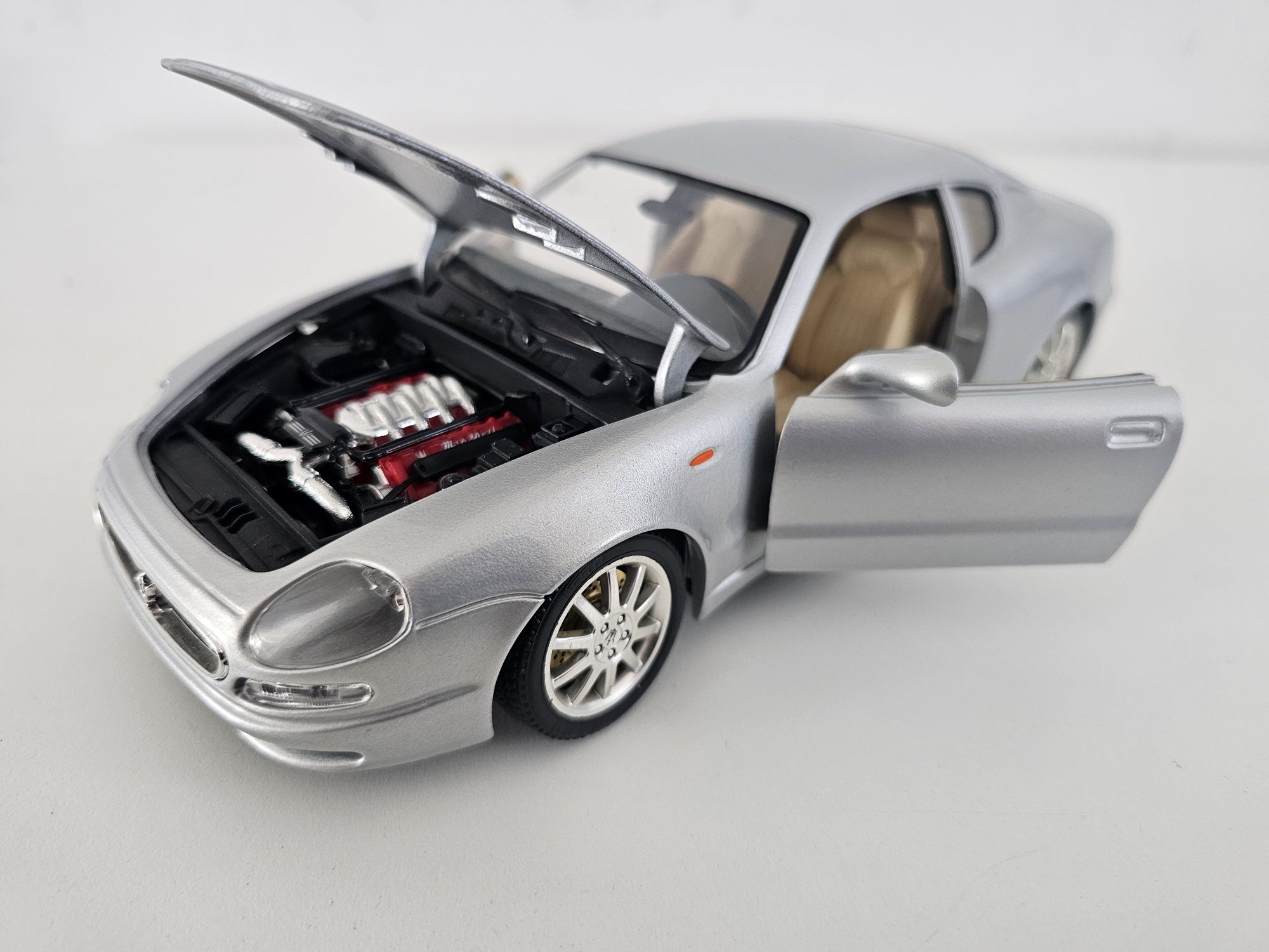 Maserati 3200 GT coupe  Bburago 1:18