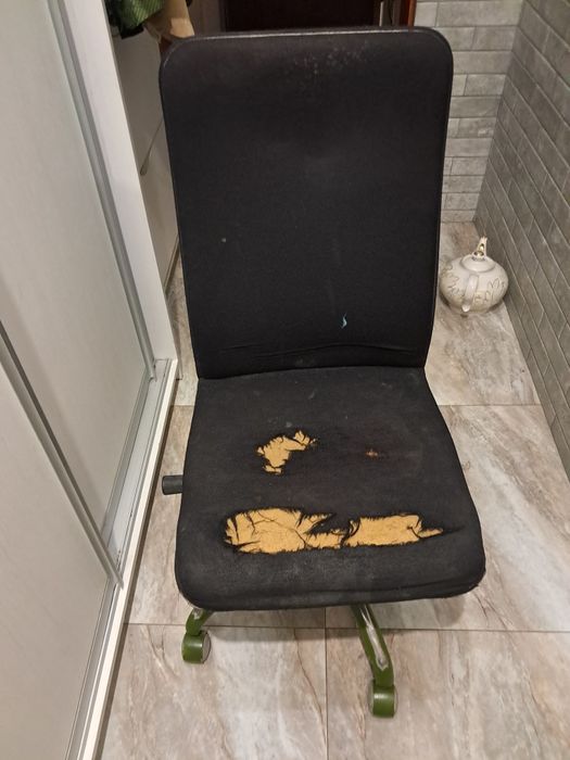 Кресло черное , рабочее.