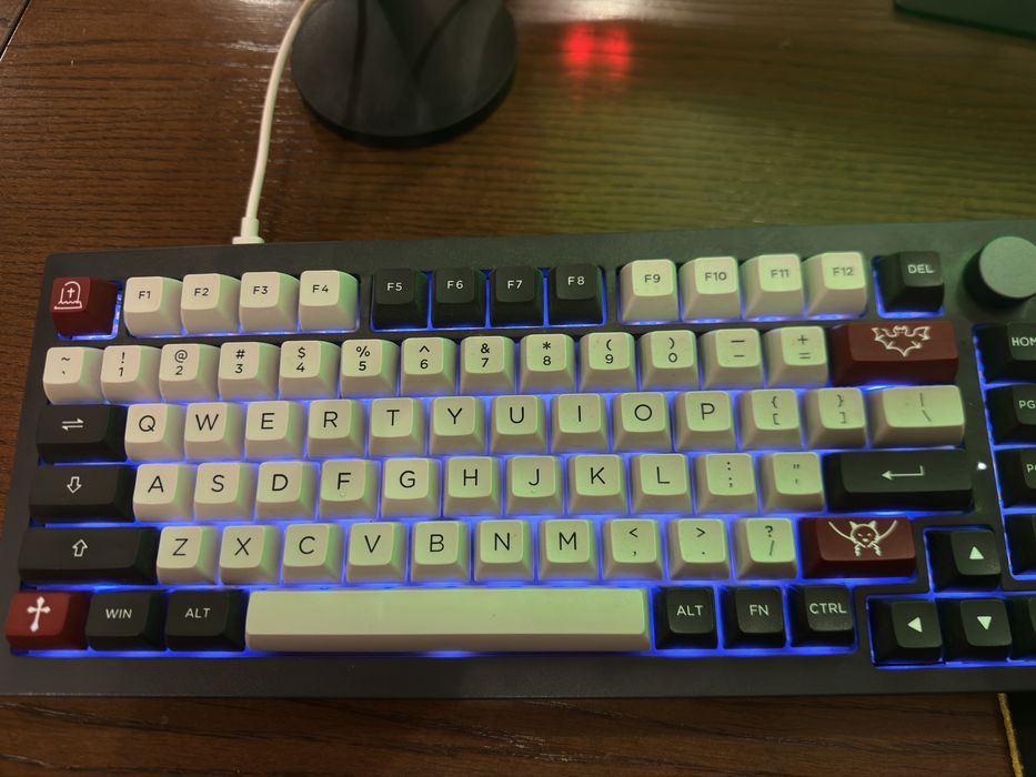 Продам ігровий сетап, монітор 180 hz, клавіатура , мікрофон та коврик