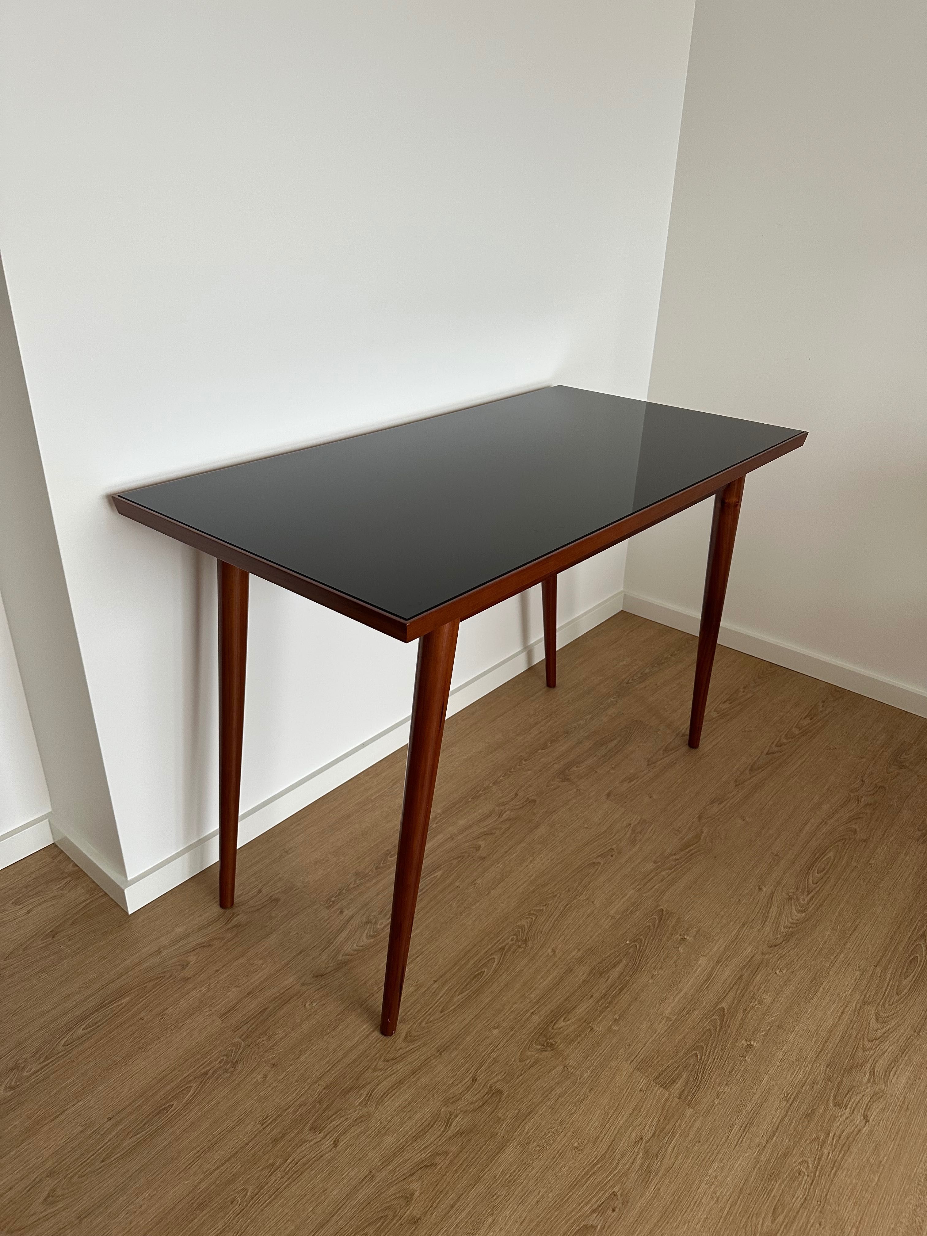 Mesa com vidro preto temperado