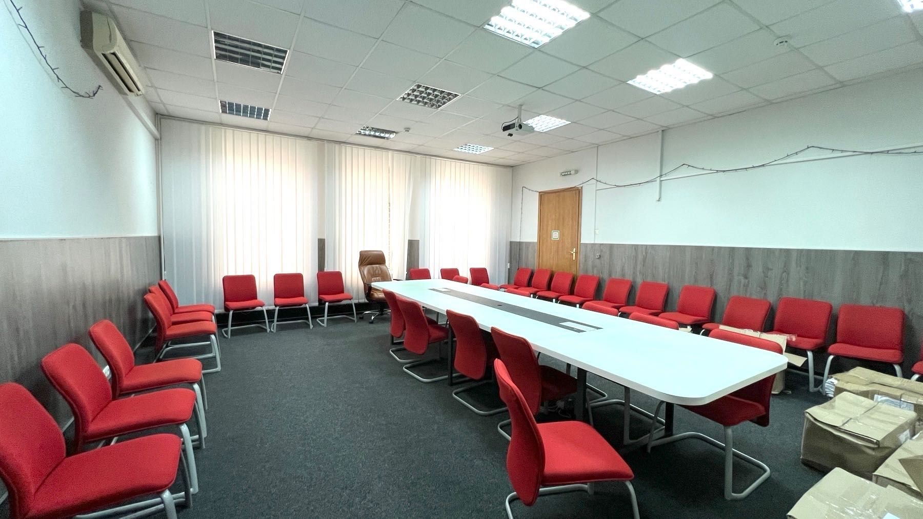 Здание м.Дворец Украина 1187 кв.м. Парковка