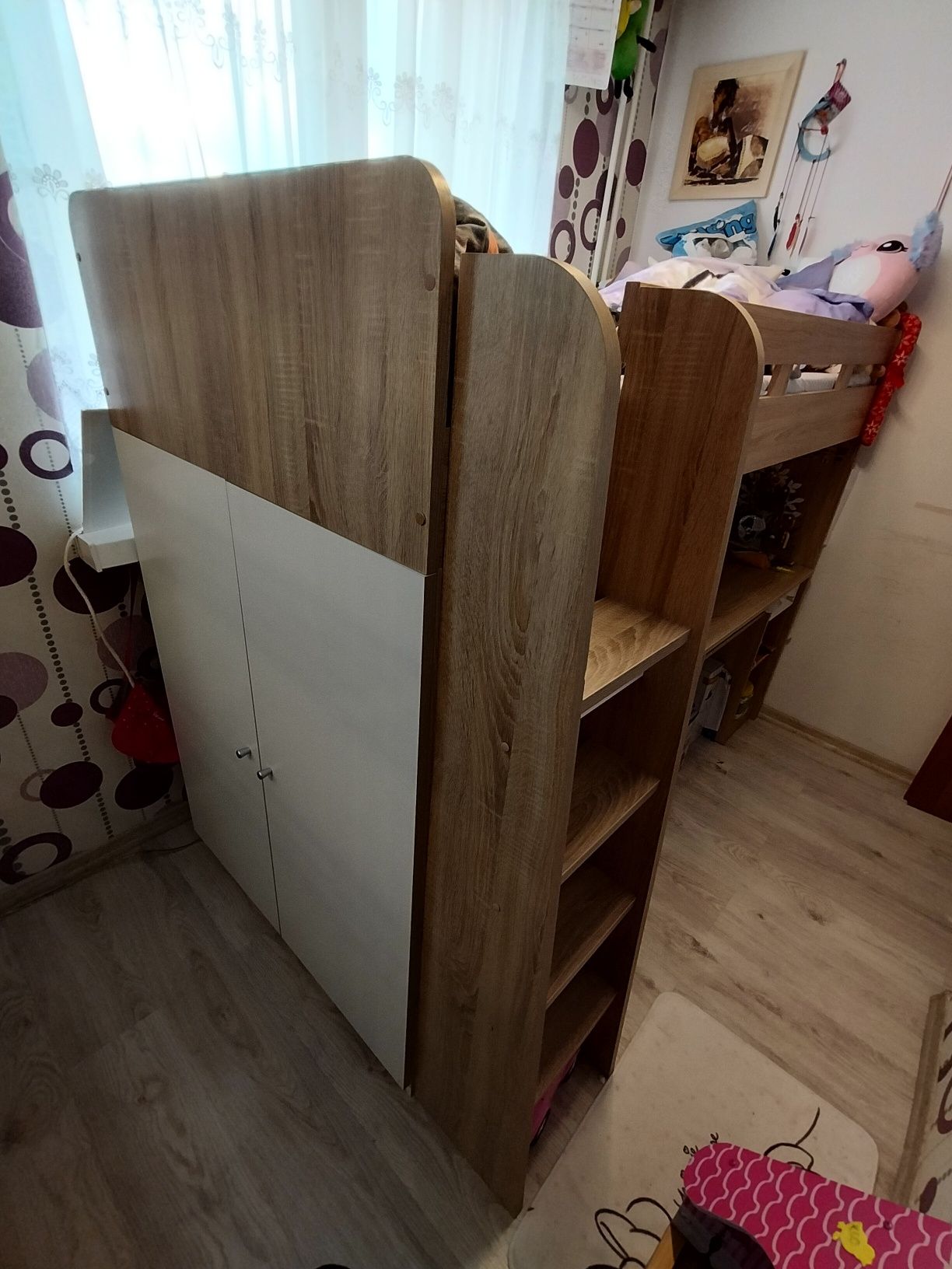 Łóżko piętrowe z biurkiem i wbudowaną szafą
