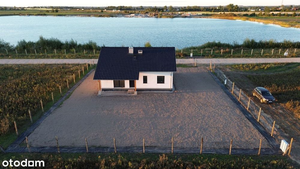 Nowy dom przy jeziorze.