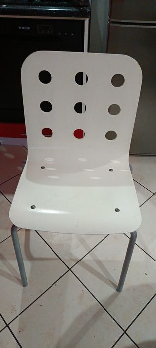 Białe krzesło Ikea.