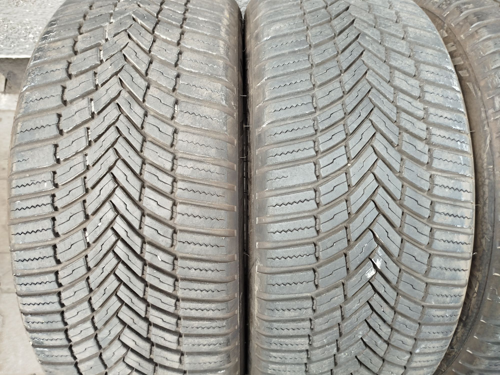 Opony całoroczne Bridgestone 215/50R18