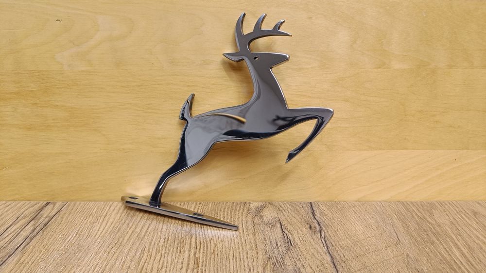 Jelonek na maskę John Deere 17cm 4mm logo emblemat znaczek celownik JD