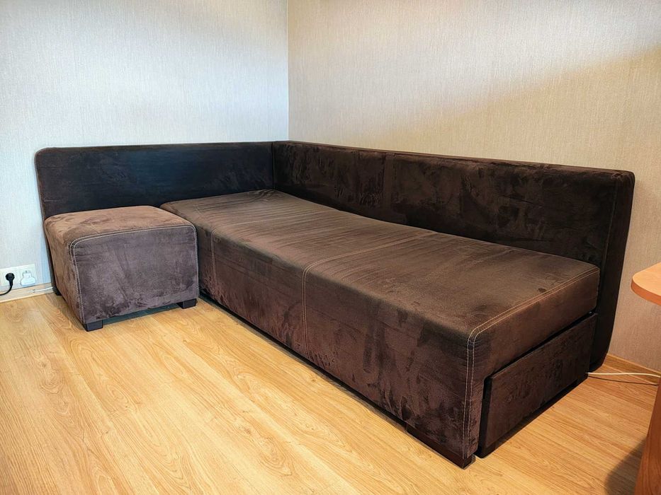 Kanapa rozkładana narożnik z pufą brązowa