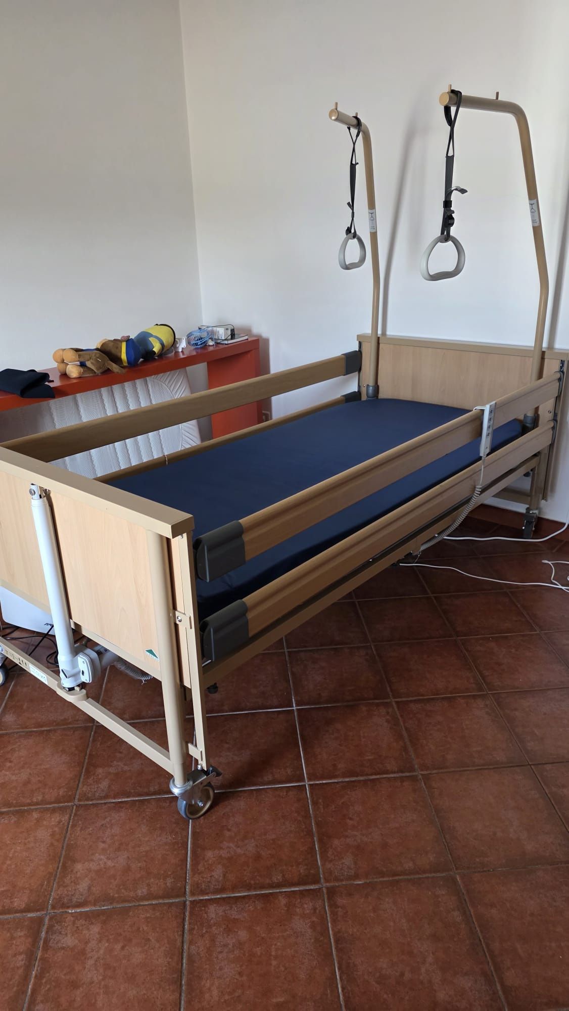 Cama articulada com comando